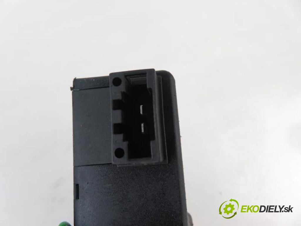 MERCEDES BENZ A W168 1.6 A 160 (168.033,168.133) M 166.960 automatic 5 stupňová 75 kW 102 km  Motorček strešného okna A1688204110/A1688200642/0390201665 (Motorčeky ovládania strešného okna)