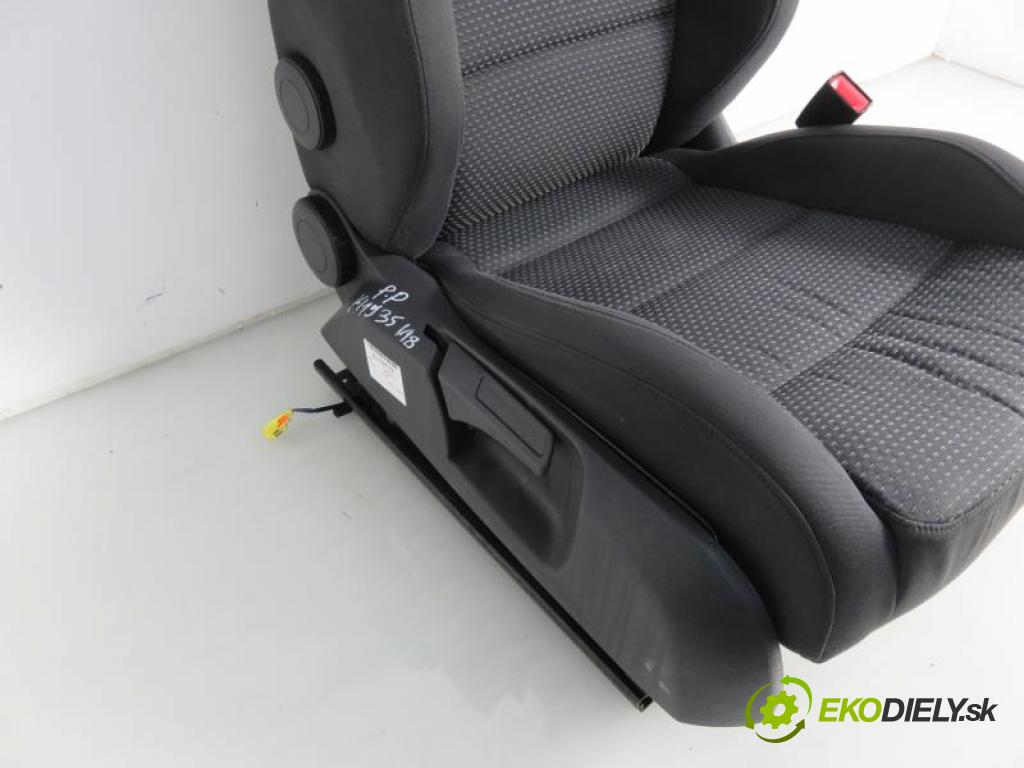 VW GOLF V 5 2.0 TDI BMM manual 6 stupňová 103 kW 140 km  Sedadlo  (Sedačky, sedadlá)