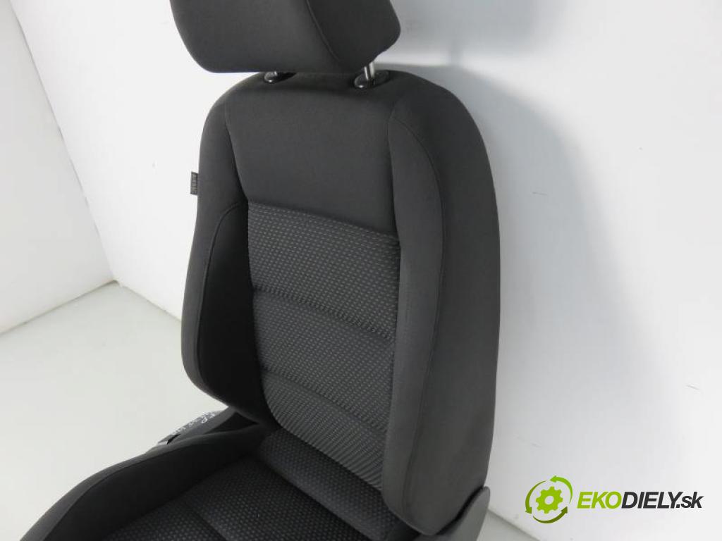 VW GOLF V 5 2.0 TDI BMM manual 6 stupňová 103 kW 140 km  Sedadlo  (Sedačky, sedadlá)