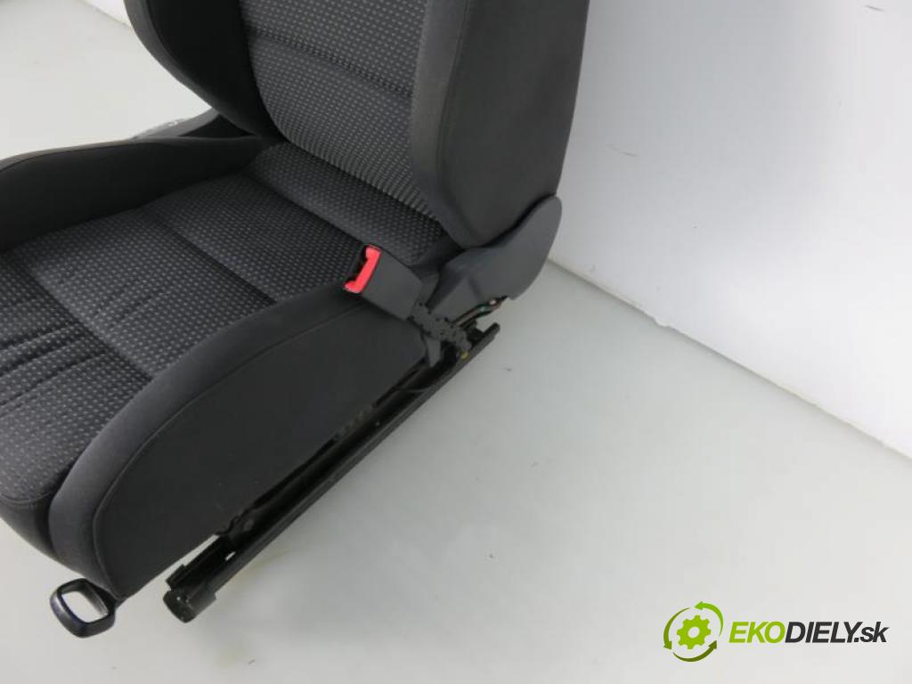 VW GOLF V 5 2.0 TDI BMM manual 6 stupňová 103 kW 140 km  Sedadlo  (Sedačky, sedadlá)