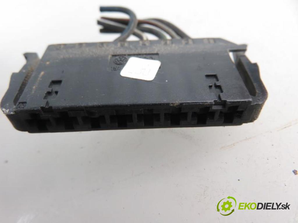 VW GOLF III 3 1.9 TD,GTD AAZ manual 5 stupňová 55 kW 75 km Svetlo ľavé zadné (Svetlá zadné)