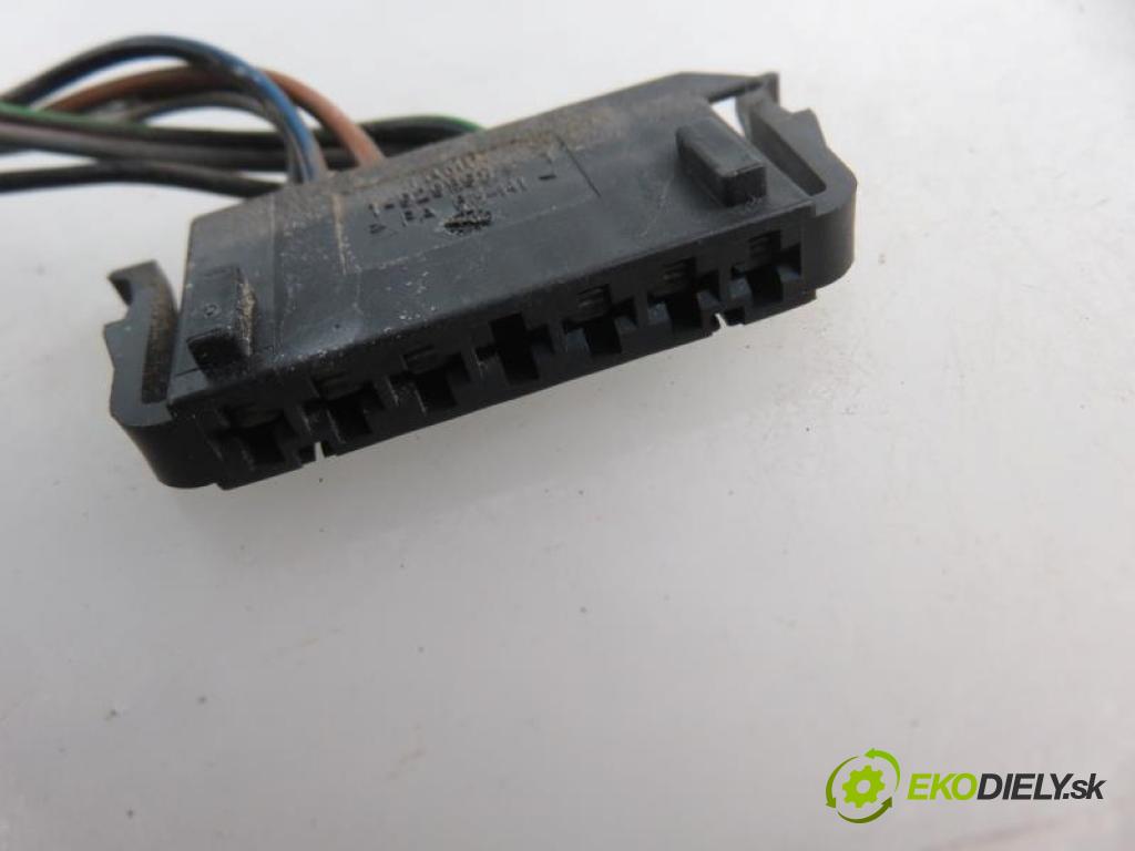 VW GOLF III 3 1.9 TD,GTD AAZ manual 5 stupňová 55 kW 75 km Svetlo ľavé zadné (Svetlá zadné)