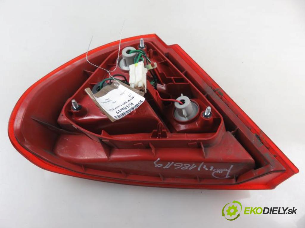 MITSUBISHI LANCER VI 1.3 4G13 manual 5 stupňová 75 kW 55 km  Svetlo pravé zadné  (Svetlá zadné)