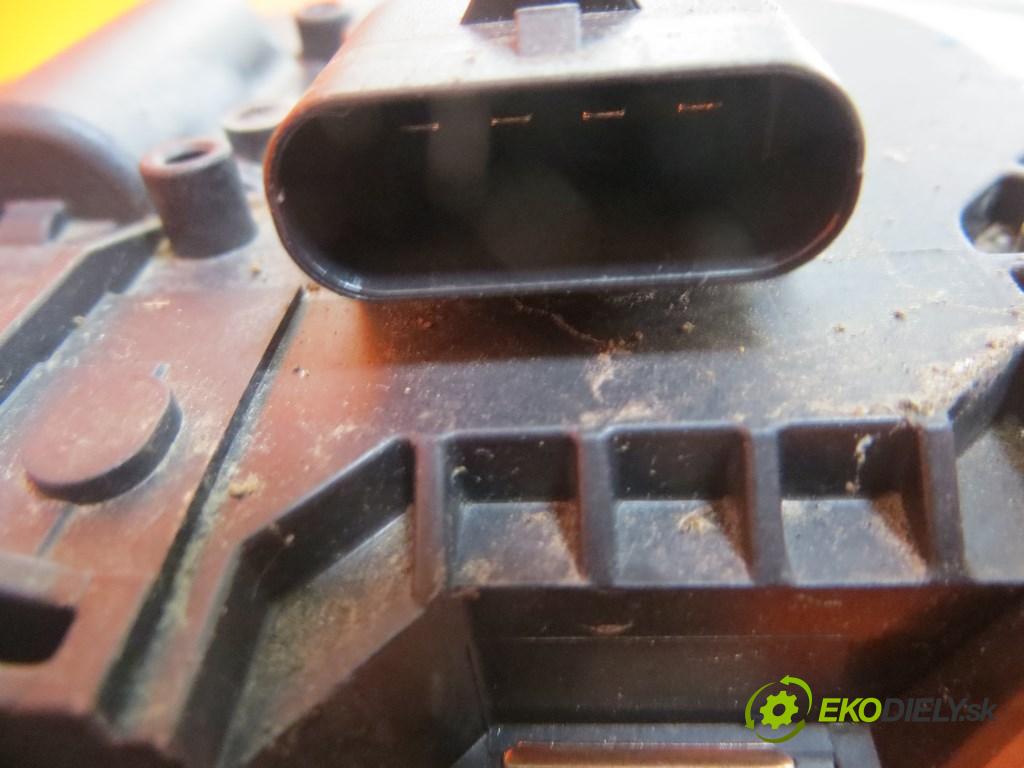 MERCEDES BENZ C W204 C 180 CGI (204.049) M 271.820   115 kW 156 km  mechanismus / motorek stěračů 3397021440 BOSCH , 1397220666 BOSCH (Ostatní)