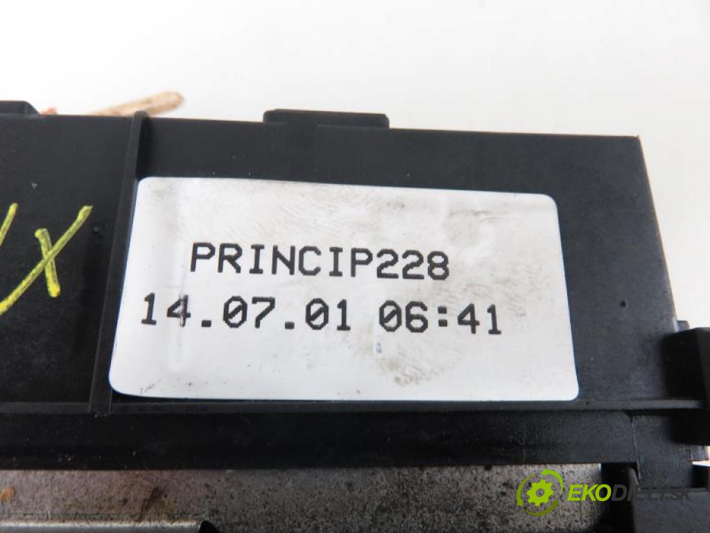 PEUGEOT 307 HB 2001 2,00 Skrzynki bezpieczników 1997,00 Skrinka POJISTKY: