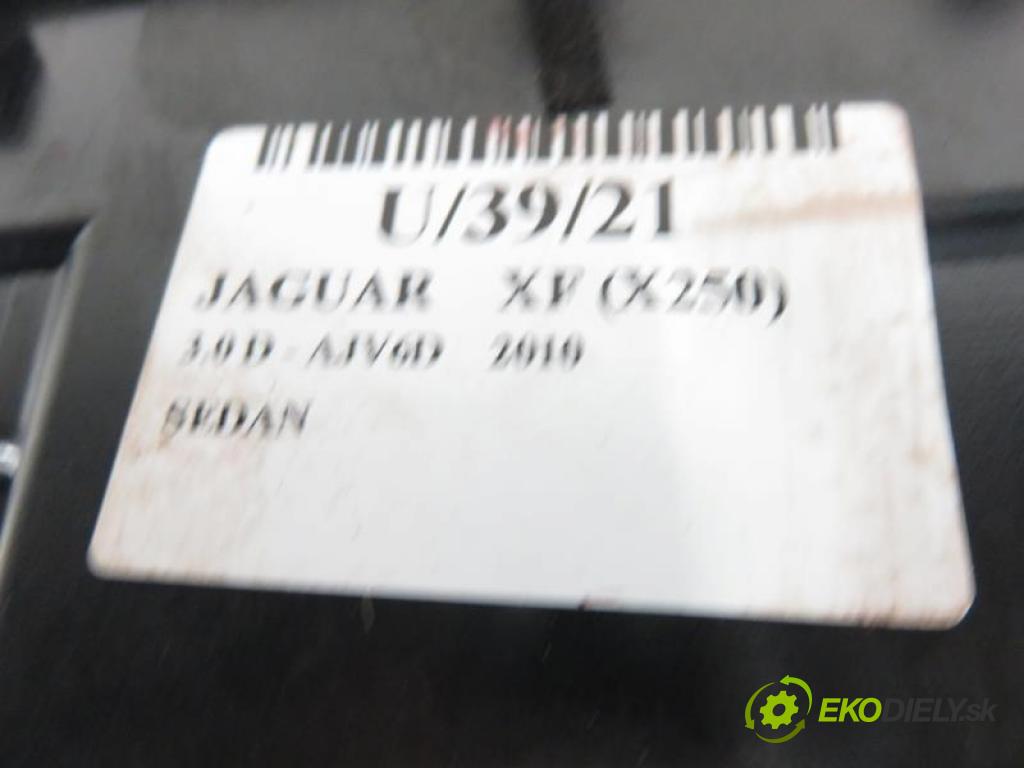 JAGUAR XF (X250) SEDAN 2010 2993,00 Uchwyty fabryczne 2993,00 držák na nápoje 8X2354045C22A (Úchyty)
