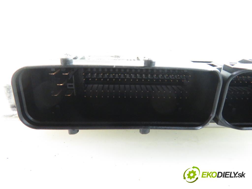 AUDI A4 Avant (8E5, B6) KOMBI 2003 2496,00 Sterowniki silnika 2496,00 Riadiaca jednotka Motor 8E0907401P;0281011136