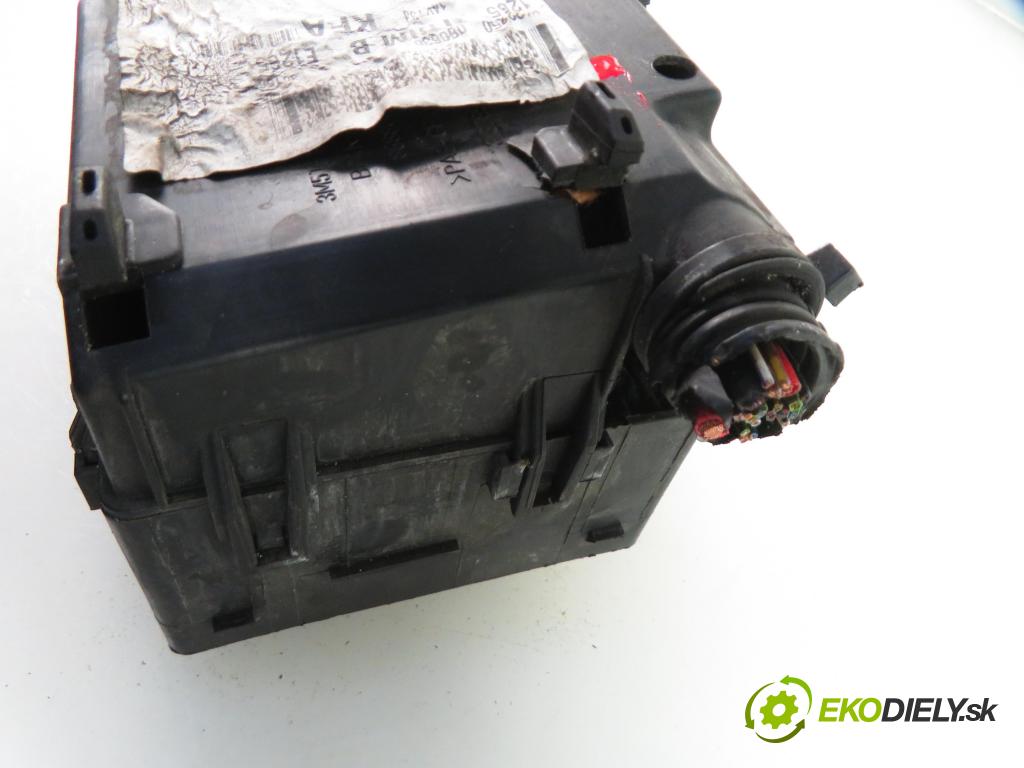 FORD FOCUS II Turnier (DA_, FFS, DS) KOMBI 2008 1997,00 Skrzynki bezpieczników 1997,00 skříňka POJISTKY: 8M5T14K733