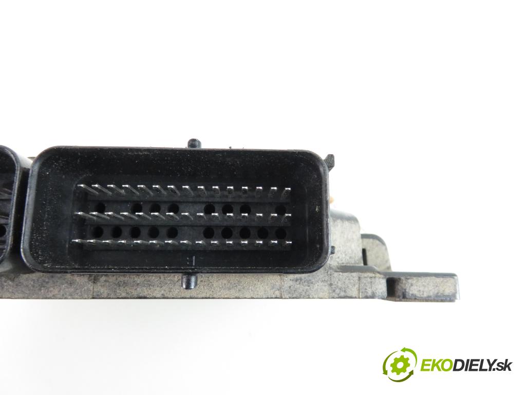 RENAULT MEGANE I (BA0/1_) HB 1999 1870,00 Sterowniki silnika 1870,00 Riadiaca jednotka Motor 8200057151;7700105954