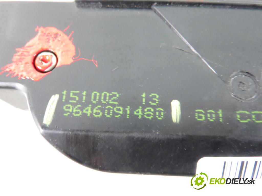 PEUGEOT 607 (9D, 9U) SEDAN 2002 2230,00 Zamki 2230,00 zámok dveří kufr EL. 9646091480