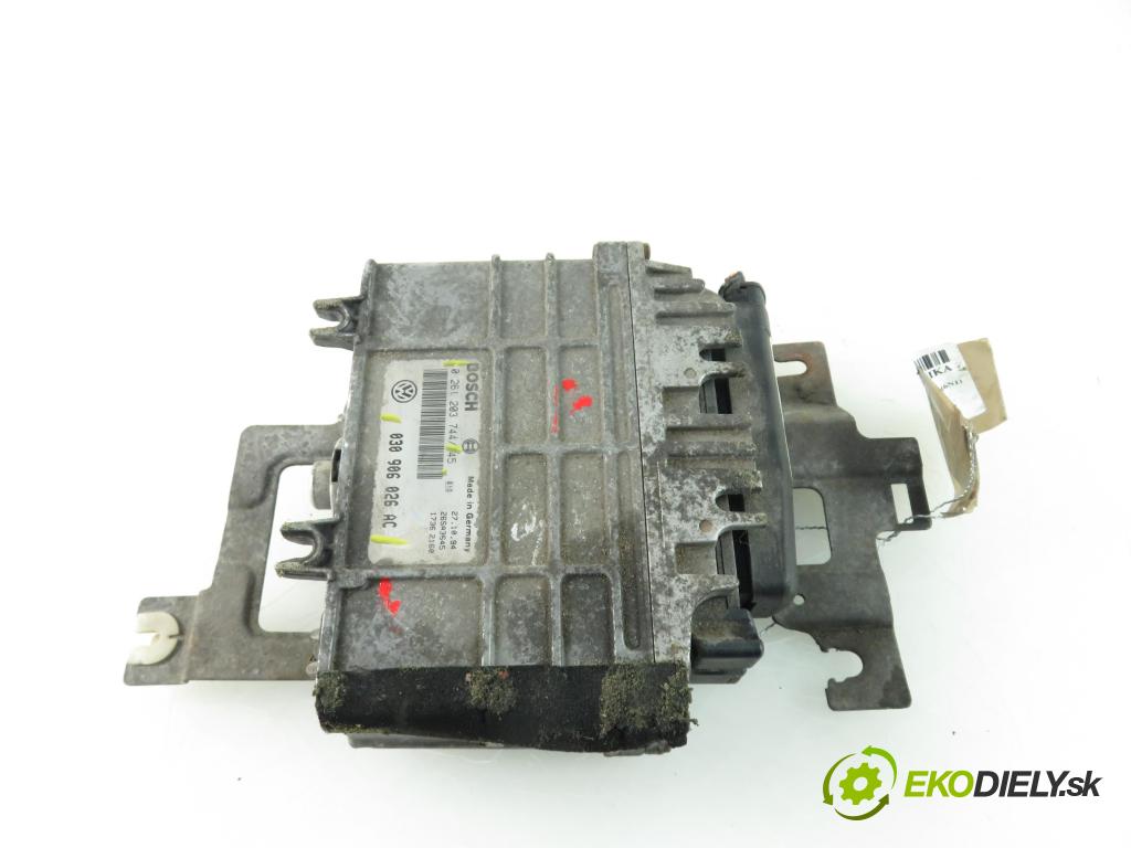 VW POLO (6N1) HB 1994 1043,00 Sterowniki silnika 1043,00 Riadiaca jednotka Motor 0261203744;030906026AC