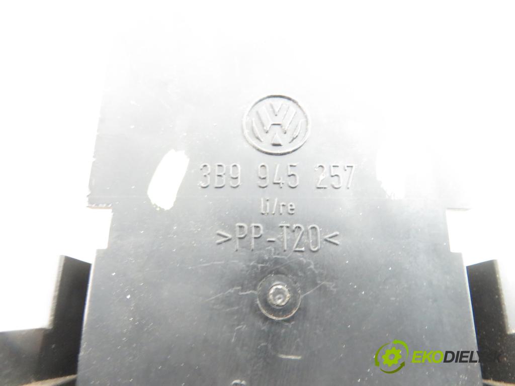 VW PASSAT B5 Variant (3B5) KOMBI 1998 1896,00 Pozostałe 1896,00 vložka ľavy ZADNÉ: 3B9945257