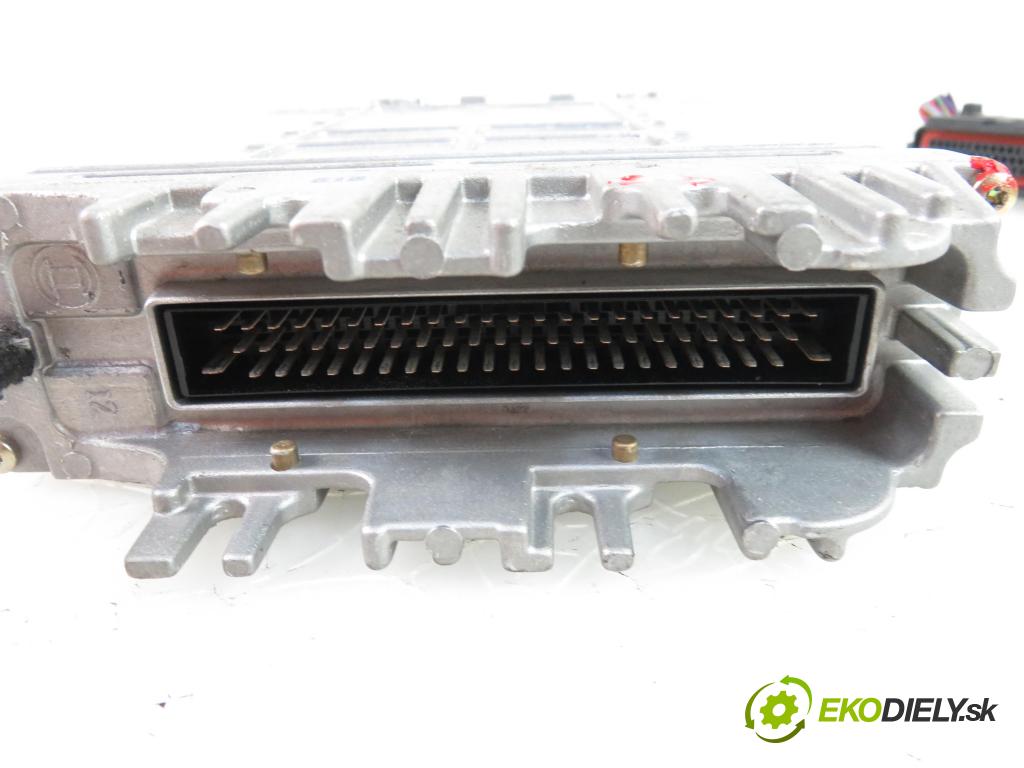 AUDI A4 (8D2, B5) SEDAN 1996 1896,00 Sterowniki silnika 1896,00 Riadiaca jednotka Motor 0281001438;028906021BD
