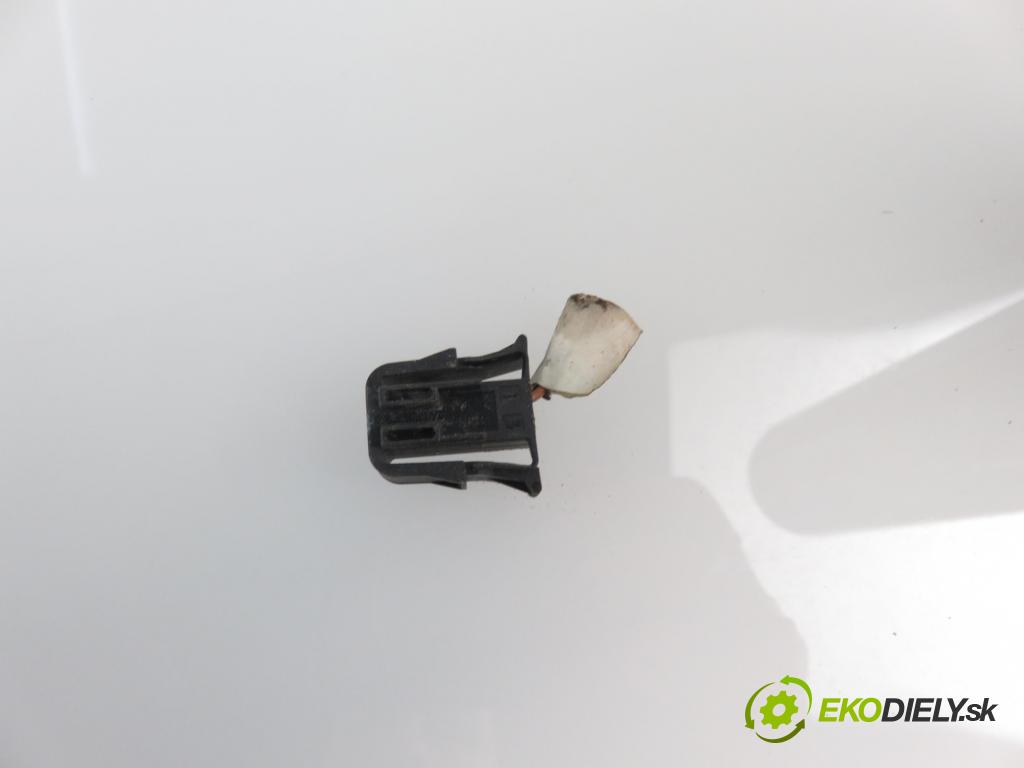 SKODA OCTAVIA I Combi (1U5) KOMBI 1999 1595,00 Zamki 1595,00 zámok dveří kufr EL. 1U9827501A