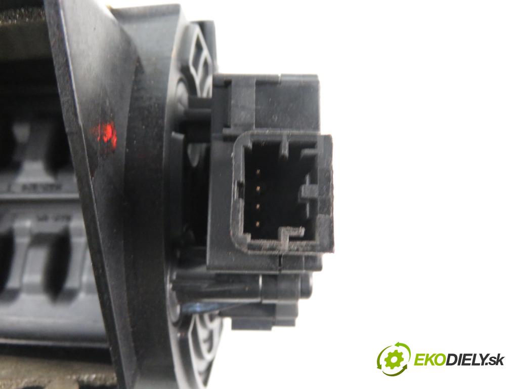 JAGUAR XF (X250) SEDAN 2009 2720,00 Kratki nawiewu 2720,00 Mriežky kúrenia ľavá strana (Mriežky kúrenia (fukáre))