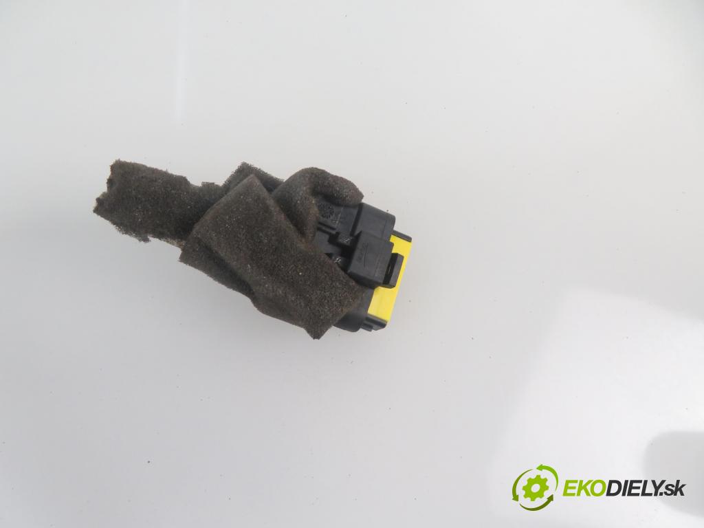 RENAULT MEGANE II (BM0/1_, CM0/1_) HB 2004 1461,00 Silniczki szyb 1461,00 motorek sťahovaní oken LT