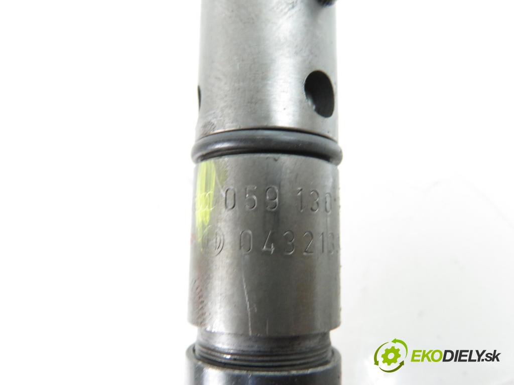 AUDI A4 (8E2, B6) SEDAN 2001 2496,00 Wtryskiwacze 2496,00 vstrekovač 0432133795;059130201F (Vstrekovače)