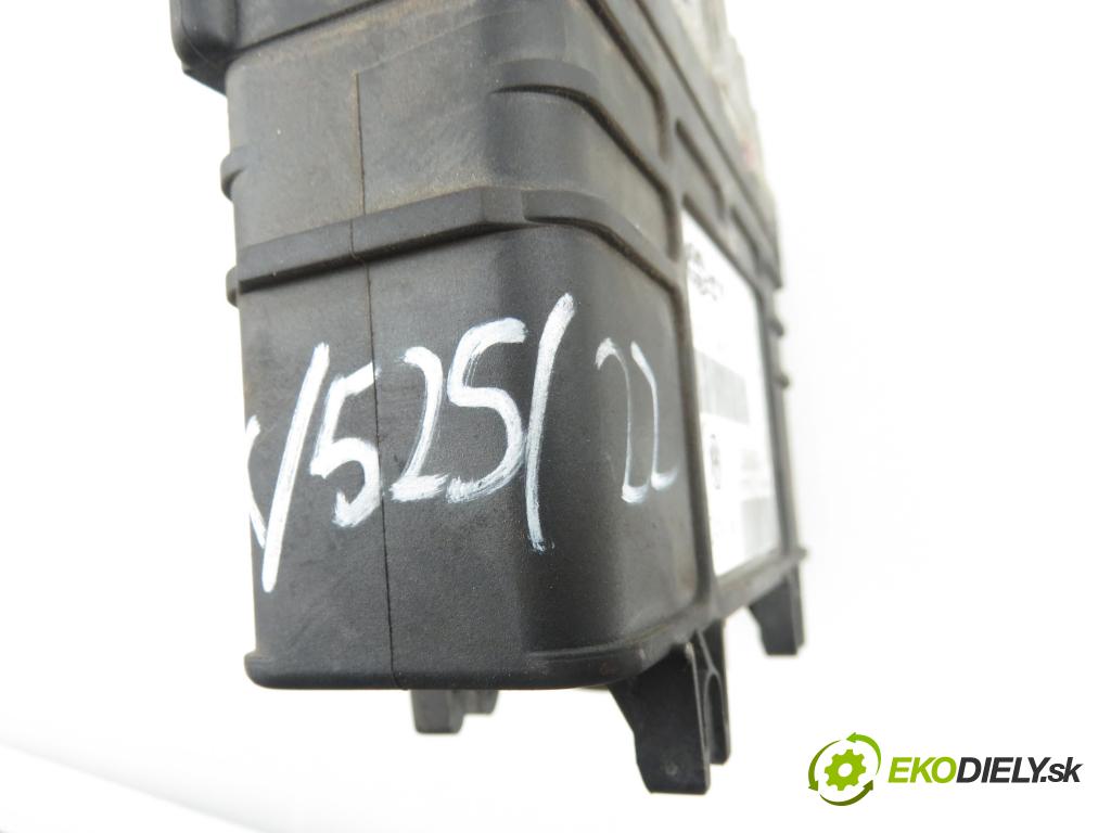 VW GOLF III (1H1) HB 1996 1598,00 Sterowniki silnika 1598,00 Riadiaca jednotka Motor 032906030N;6160025609