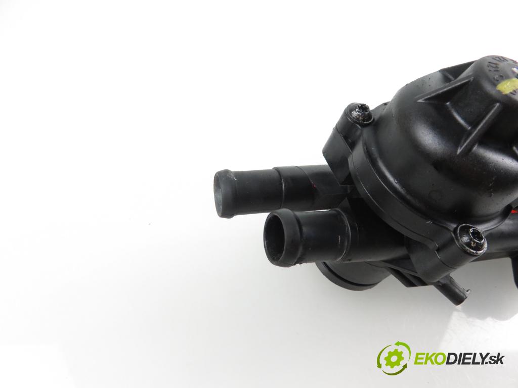 VW PASSAT B6 Variant (3C5) KOMBI 2005 1598,00 Obudowy termostatów 1598,00 obal termostatu 03C121118C;03C121121C (Termostaty)