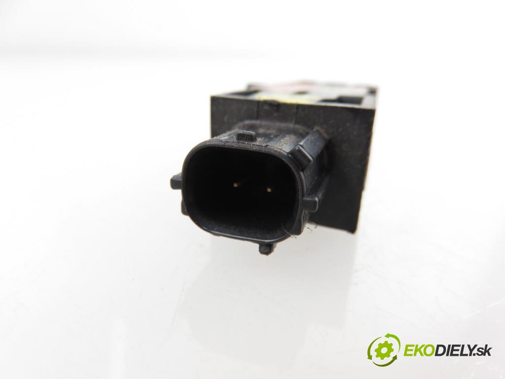 SUZUKI GRAND VITARA II (JT, TE, TD) SUV 2005 103,00 2.0 140 (JB420W) - J20A 1995,00 Snímač nárazu 3893065j30 (Snímače nárazu)