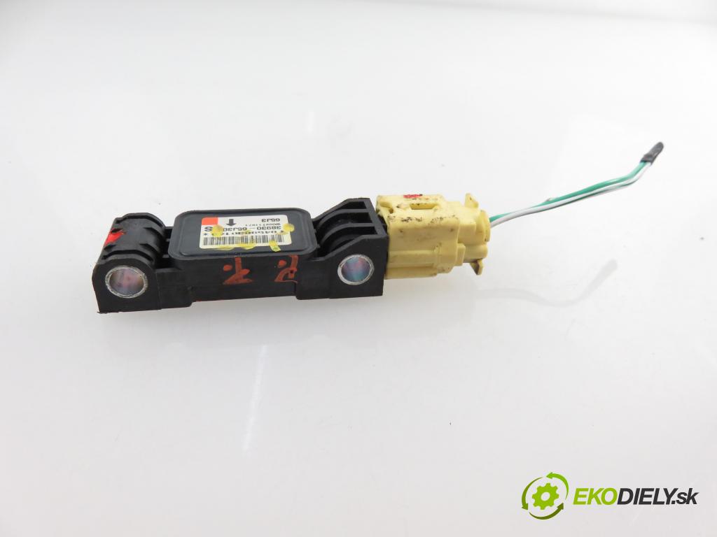 SUZUKI GRAND VITARA II (JT, TE, TD) SUV 2005 103,00 2.0 140 (JB420W) - J20A 1995,00 Snímač nárazu 3893065j30 (Snímače nárazu)