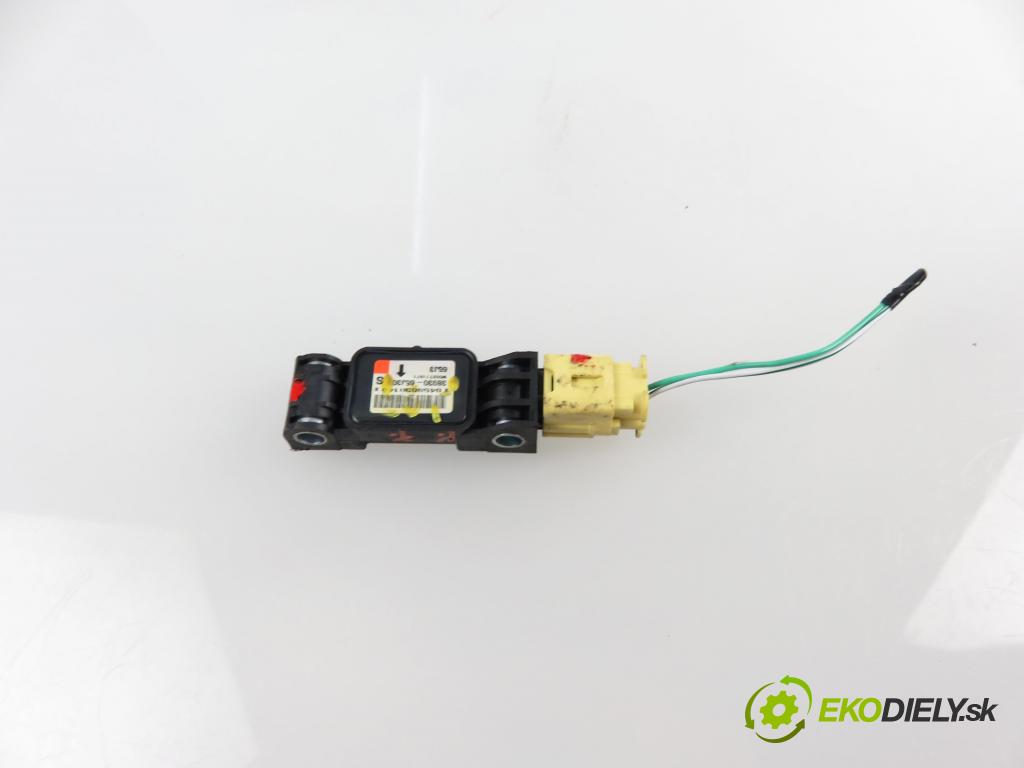 SUZUKI GRAND VITARA II (JT, TE, TD) SUV 2005 103,00 2.0 140 (JB420W) - J20A 1995,00 Snímač nárazu 3893065j30 (Snímače nárazu)