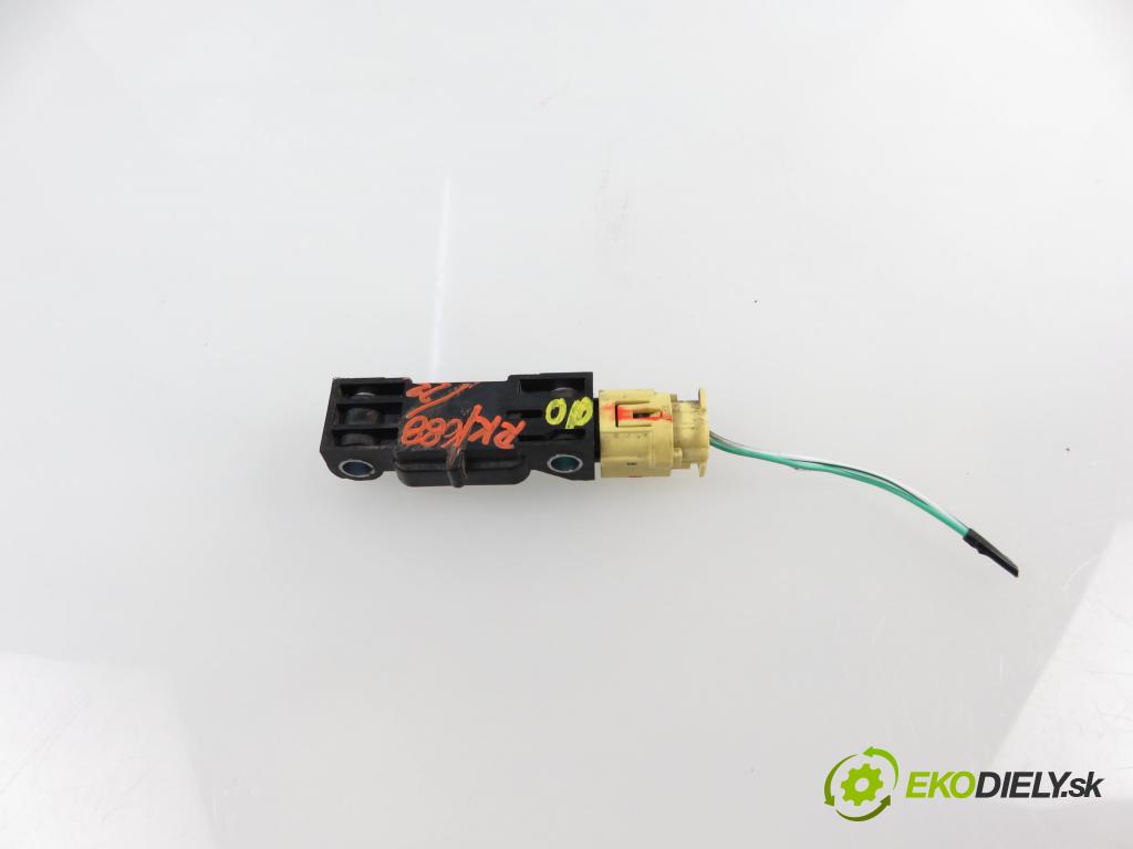 SUZUKI GRAND VITARA II (JT, TE, TD) SUV 2005 103,00 2.0 140 (JB420W) - J20A 1995,00 Snímač nárazu 3893065j30 (Snímače nárazu)