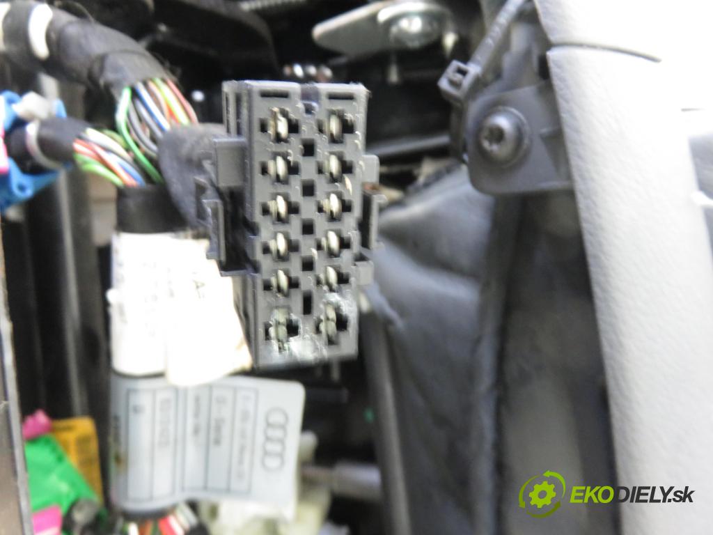 AUDI A8 D3 (4E2, 4E8) SEDAN 2003 4172,00 Fotele, kanapy 4172,00 Sedadlá, sedačky