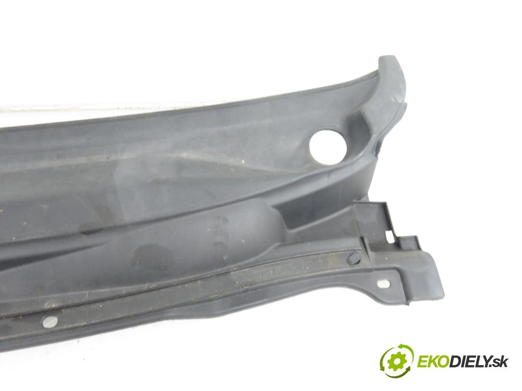 TOYOTA COROLLA Verso (_E12_) MINIVAN 2002 1794,00 Podszybia 1794,00 torpédo plast pod čelní okno 5570813040;5570913030 (Torpéda)