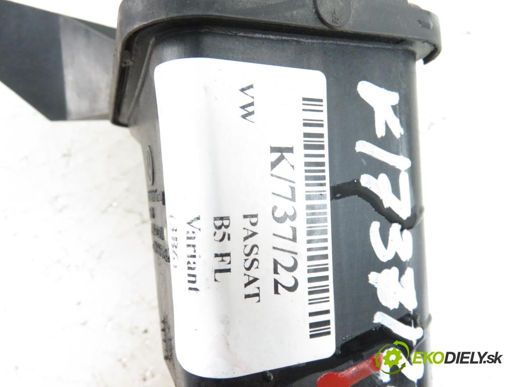 VW PASSAT B5.5 Variant (3B6) KOMBI 2005 1896,00 Zbiorniki płynu wspomagania 1896,00 Nádržka servočerpadlo 3B0422371
