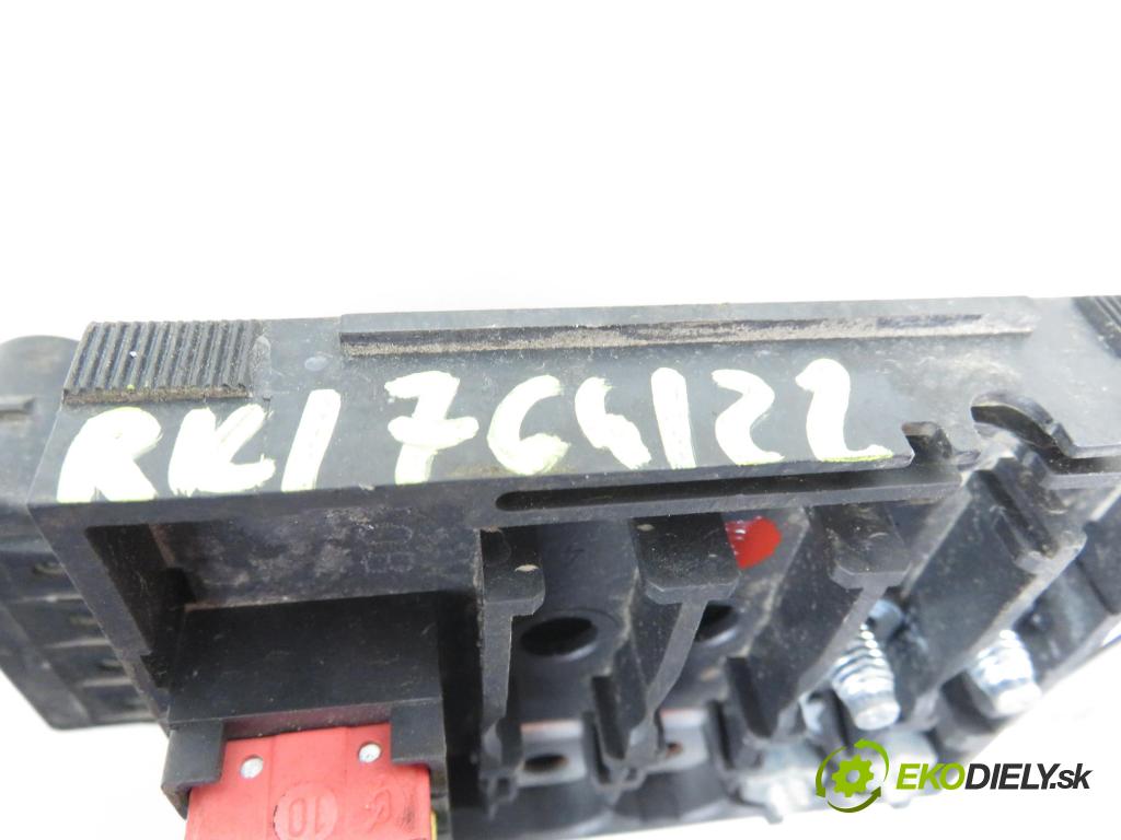 VW POLO (6N2) HB 2001 1390,00 Skrzynki bezpieczników 1390,00 skříňka POJISTKY: na AKUMULATOR: