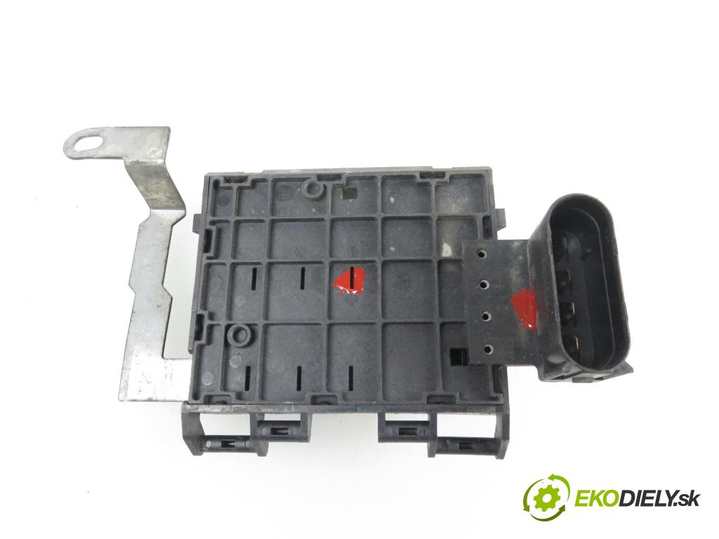 VW POLO (6N2) HB 2001 1390,00 Skrzynki bezpieczników 1390,00 skříňka POJISTKY: na AKUMULATOR: