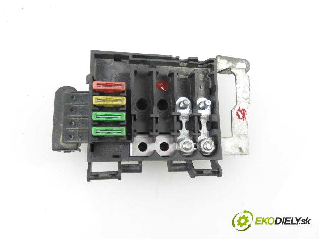 VW POLO (6N2) HB 2001 1390,00 Skrzynki bezpieczników 1390,00 skříňka POJISTKY: na AKUMULATOR: