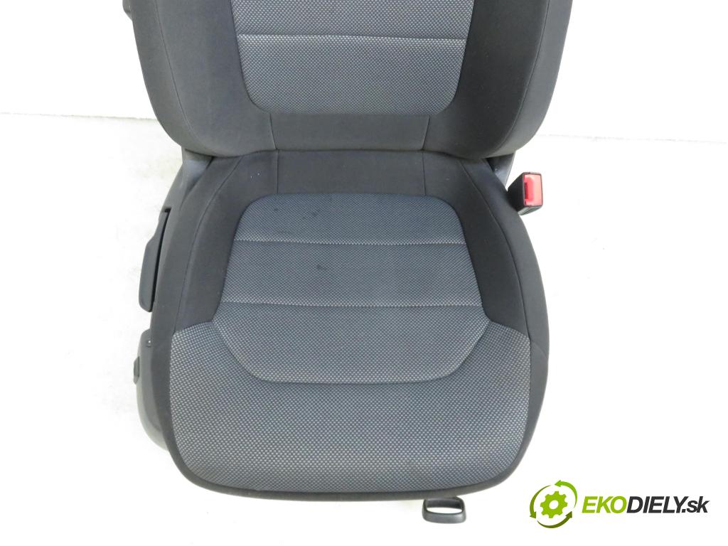 VW PASSAT B7 (362) SEDAN 2011 1390,00 Fotele, kanapy 1390,00 Sedadlá, sedačky 3C8881105AD