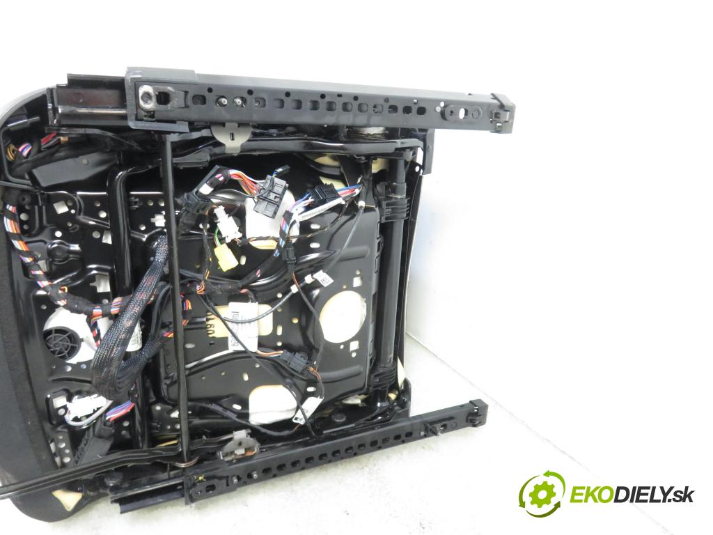 VW PASSAT B7 (362) SEDAN 2011 1390,00 Fotele, kanapy 1390,00 Sedadlá, sedačky 3C8881105AD