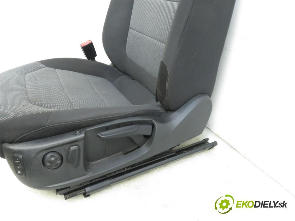VW PASSAT B7 (362) SEDAN 2011 1390,00 Fotele, kanapy 1390,00 Sedadlá, sedačky 3C8881105AD