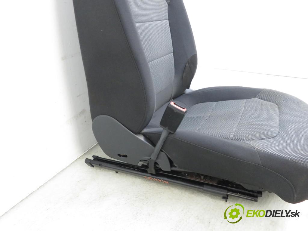 VW PASSAT B7 (362) SEDAN 2011 1390,00 Fotele, kanapy 1390,00 Sedadlá, sedačky 3C8881105AD