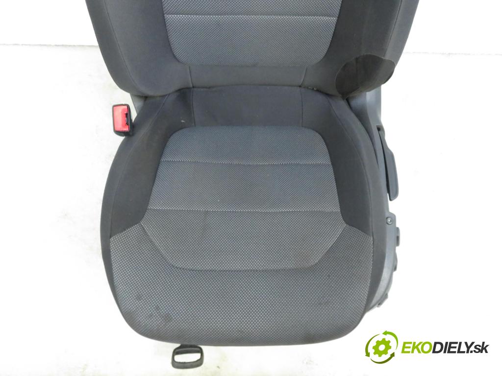 VW PASSAT B7 (362) SEDAN 2011 1390,00 Fotele, kanapy 1390,00 Sedadlá, sedačky 3C8881105AD