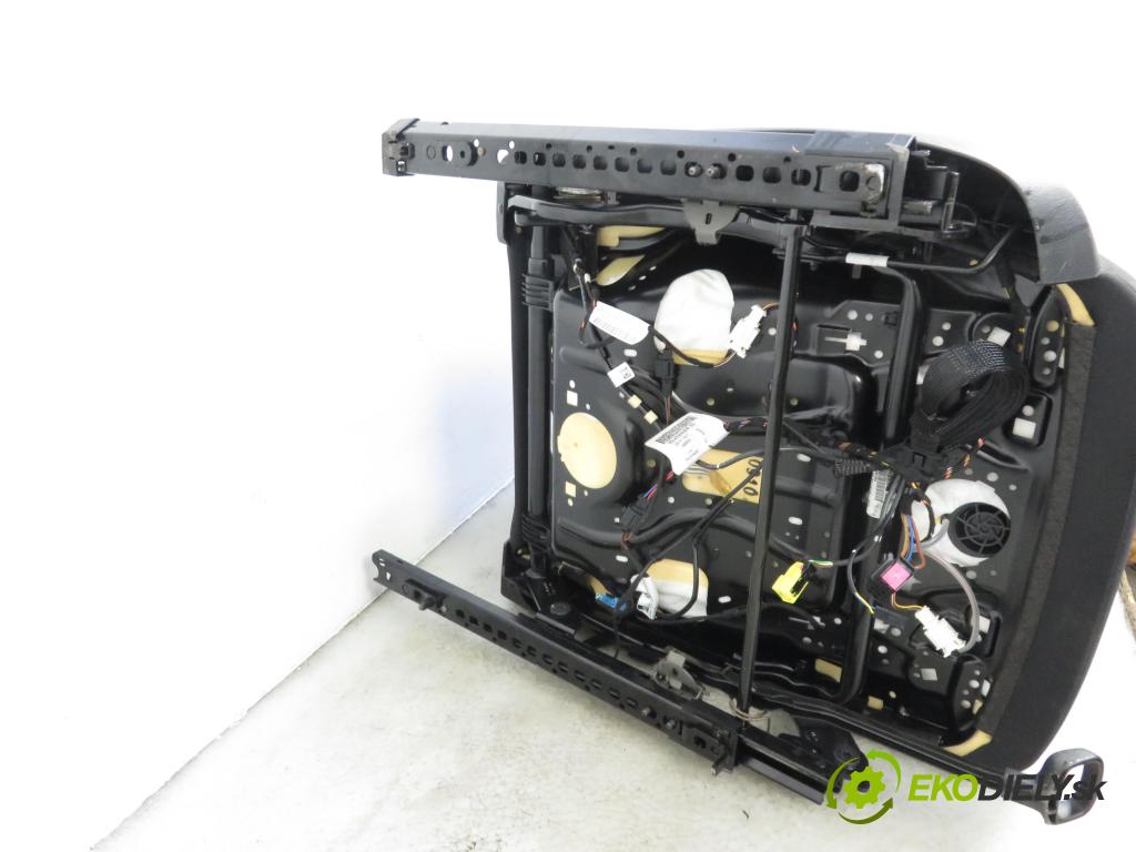 VW PASSAT B7 (362) SEDAN 2011 1390,00 Fotele, kanapy 1390,00 Sedadlá, sedačky 3C8881105AD