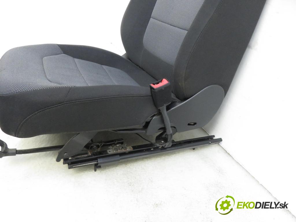 VW PASSAT B7 (362) SEDAN 2011 1390,00 Fotele, kanapy 1390,00 Sedadlá, sedačky 3C8881105AD