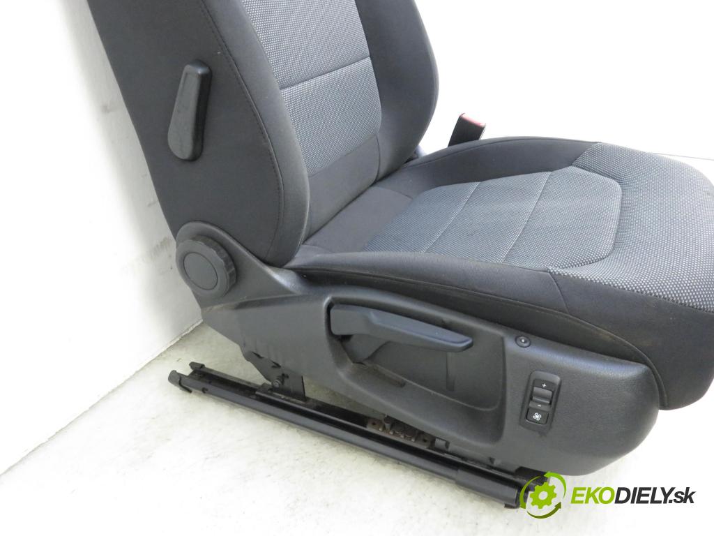VW PASSAT B7 (362) SEDAN 2011 1390,00 Fotele, kanapy 1390,00 Sedadlá, sedačky 3C8881105AD