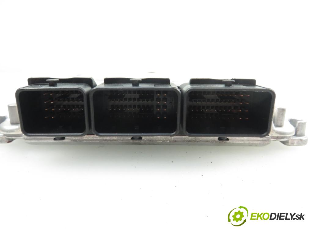 VOLVO V40 Kombi (645) KOMBI 2002 1870,00 Sterowniki silnika 1870,00 Riadiaca jednotka Motor 0281010441;8200065996