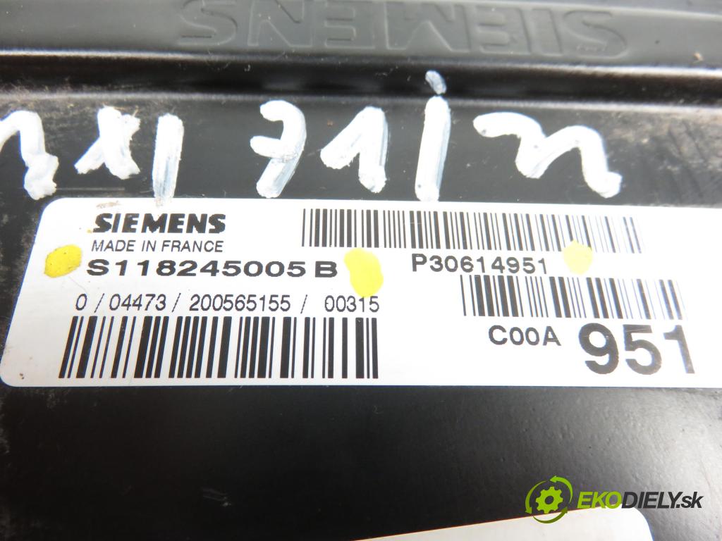 VOLVO S40 I (VS) SEDAN 2001 1783,00 Sterowniki silnika 1783,00 Riadiaca jednotka Motor S118245005B;P30614951