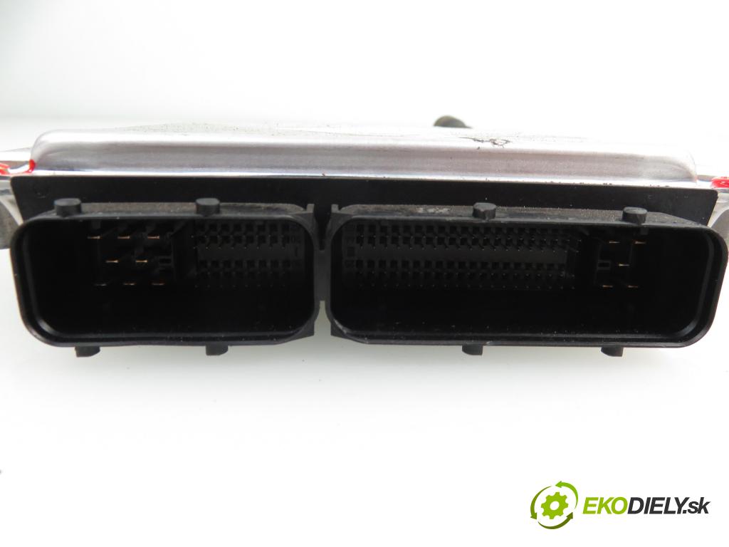 AUDI A6 Avant (4B5, C5) KOMBI 2002 2496,00 Sterowniki silnika 2496,00 Riadiaca jednotka Motor 8E0907401P;0281011136