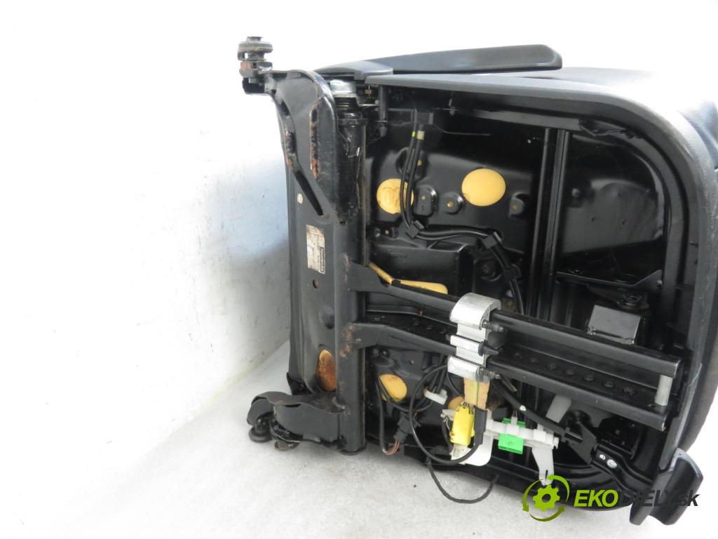 VW PASSAT B5.5 (3B3) SEDAN 2001 1896,00 Fotele, kanapy 1896,00 Sedadlá, sedačky