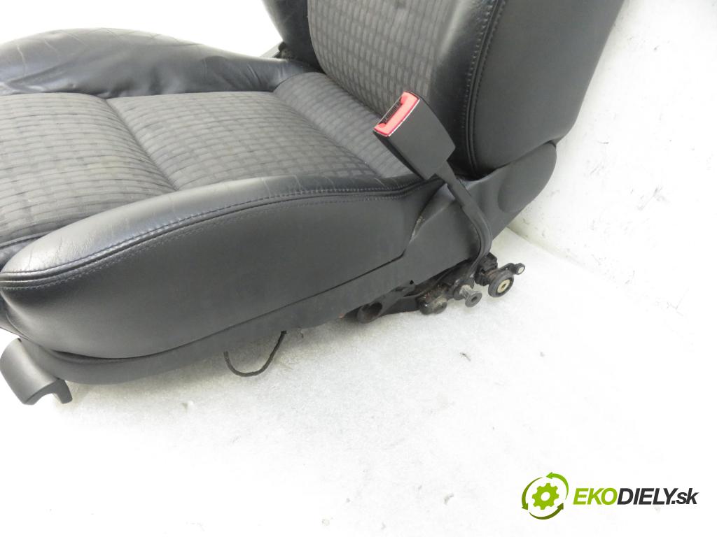 VW PASSAT B5.5 (3B3) SEDAN 2001 1896,00 Fotele, kanapy 1896,00 Sedadlá, sedačky
