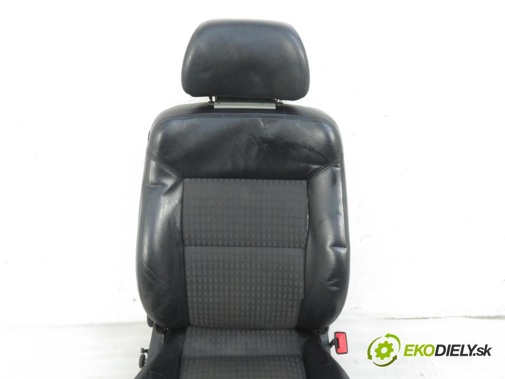 VW PASSAT B5.5 (3B3) SEDAN 2001 1896,00 Fotele, kanapy 1896,00 Sedadlá, sedačky