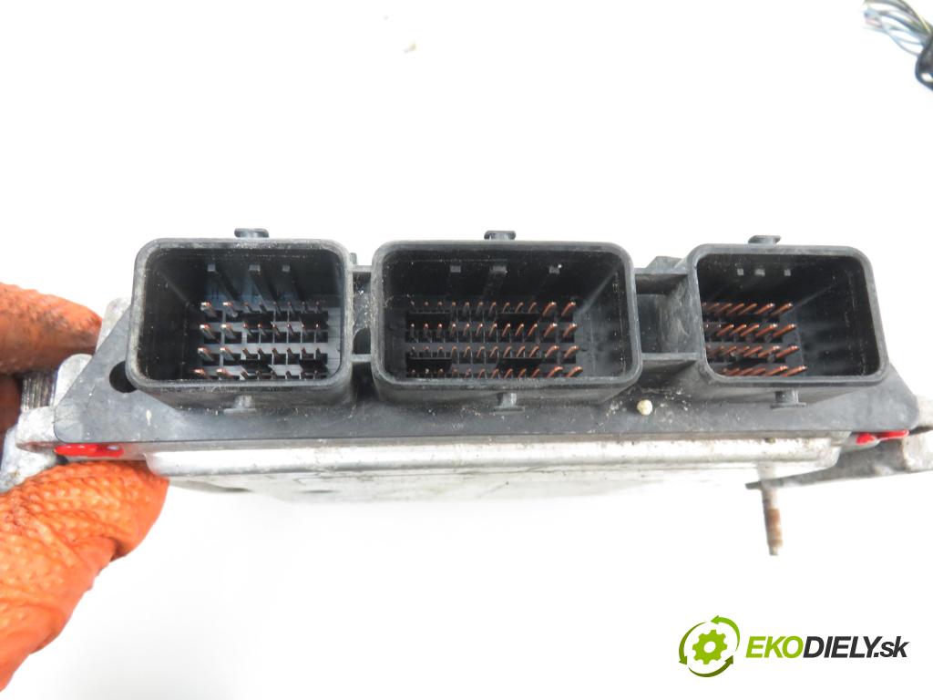MAZDA 3 (BK) HB 2004 1560,00 Sterowniki silnika 1560,00 Riadiaca jednotka Motor 3U7112A650SA;0281011618