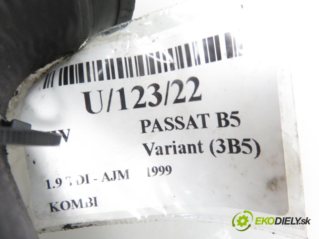 VW PASSAT B5 Variant (3B5) KOMBI 1999 1896,00 Przewody chłodnic powietrza 1896,00 Rúra intercoolera turba 8D0145828C