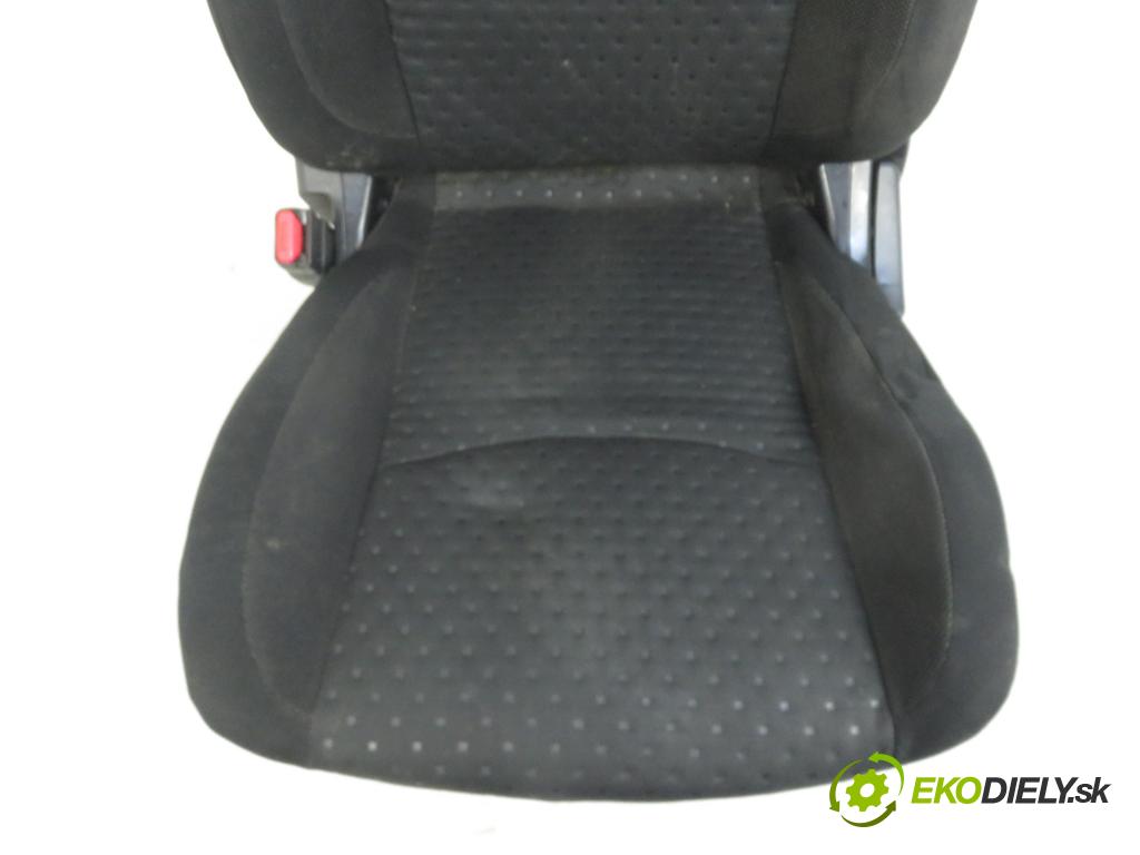 MITSUBISHI ASX (GA_W_) CROSSOVER 2013 1798,00 Fotele, kanapy 1798,00 Sedadlá, sedačky